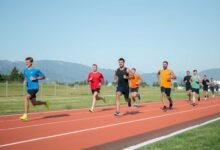 Pelari maraton sedang berlatih dengan kombinasi latihan interval, endurance, dan recovery